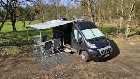 Buszz – Hymer RIo '14, 4 seater/2 bedroom. Compact, surprisingly spacious