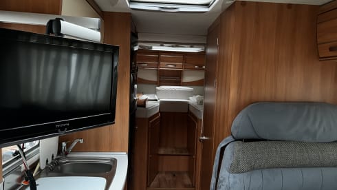 Guusje – Hymer with length beds super luxury camper