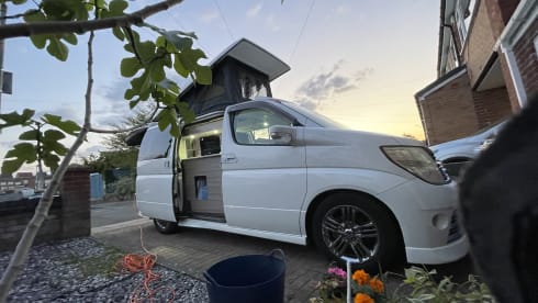 Jiggleypuff – Nissan campervan uit 2007 met 3 slaapplaatsen (klein gezin).