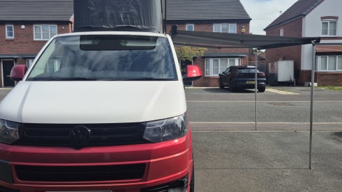 Candycane – 5 berth Volkswagen campervan from 2015