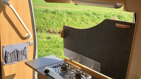 Compact and cozy camper 