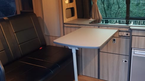 t5 buscamper – Beautiful, cozy T5 bus camper with original Reimo camper furnishings. 