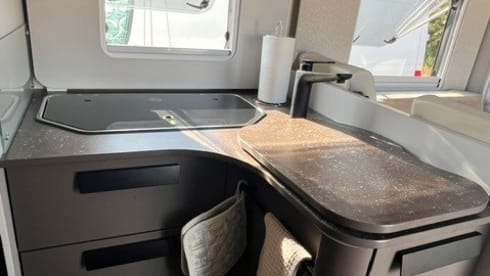 RV Camper – Nieuwe, luxueus ingerichte 4-persoonscamper