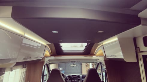 Hotelkamer op Wielen! – Hotel room on wheels! Very beautiful and luxurious Adria Matrix 5 p