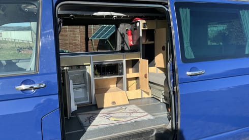 Magic – 4 berth Volkswagen T5 LWB Campervan