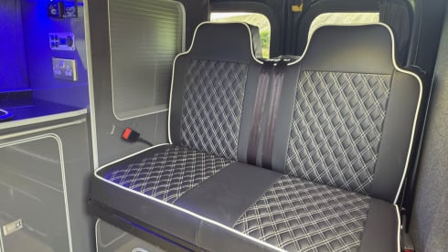 Viv – Vauxhall Vivaro 4 Berth Pop Top