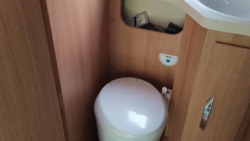 Découvrez notre camping-car McLouis luxueux et pratique - idéal pour les familles !