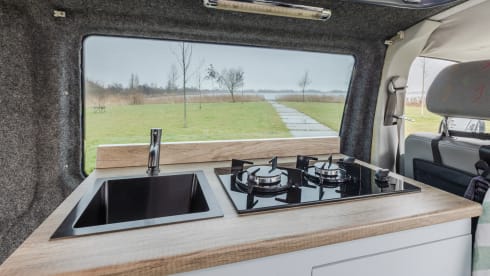 2p Volkswagen campervan uit 2003