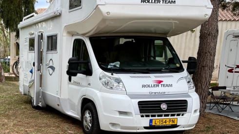 Complete neat well maintained Camper for families or couples
