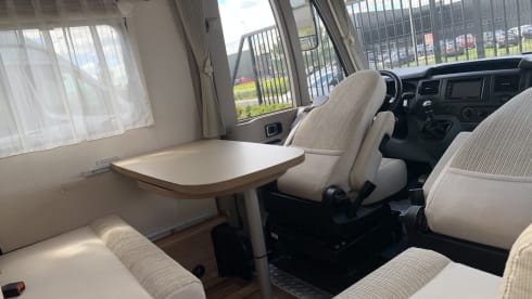 Hymer – Recent well equipped integral mobile home