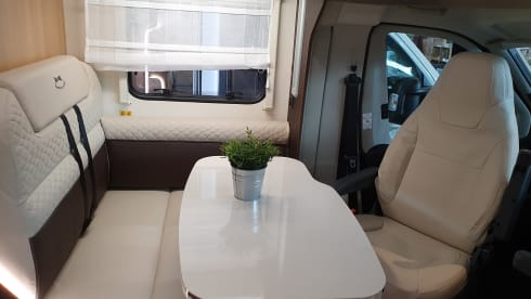 7 – 2/4 seater McLouis Sovereign Semi-Integral 2022