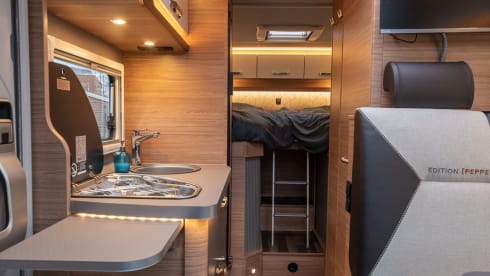 Pepper 3 Mercedes Benz – Super Mercedes Benz camper with TV, air conditioning and automatic transmission