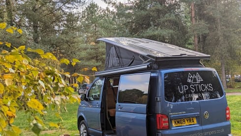 FERNWEH – Fernweh - Lussuoso camper Volkswagen, ideale per avventure fuori dai sentieri battuti.