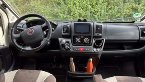 Zilver – Beautiful bus camper (Silver) with practical and complete layout
