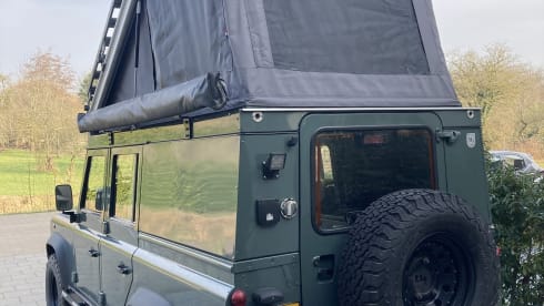 2p Land Rover Defender camper with lifting roof