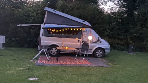 Ford Nugget pop-up roof camper