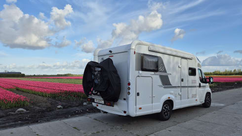 Nice compact 2 person camper with single beds.