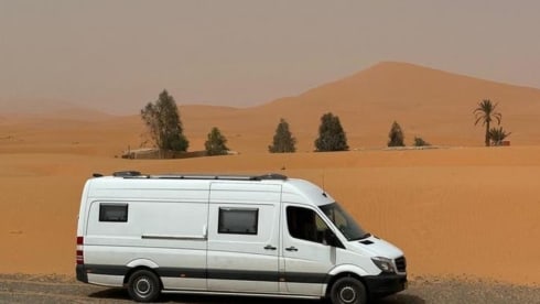 Zweisitziger Mercedes-Benz Bus aus dem Jahr 2016