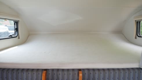 Hymer Alcove Sleeps 5, Seats 5!!