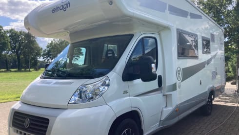 Nice, spacious alcove family camper with lots of light!