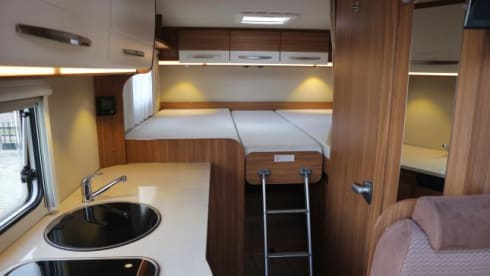Young luxury 3p camper with automatic transmission Fiat Carado T337 semi-integrated 