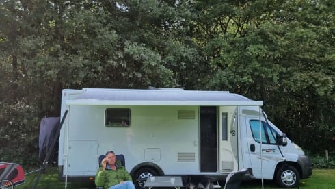 Fully equipped neat Pilote camper semi-integrated