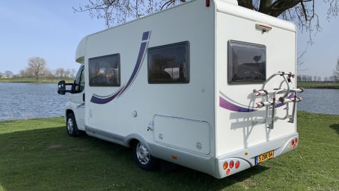 Gemütlicher Camper mit Klimaanlage im Wohnbereich