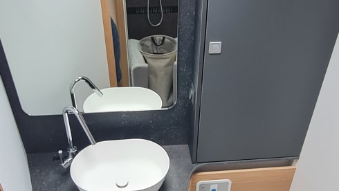 670dc – Very luxurious camper with free-standing bed and plenty of seating space