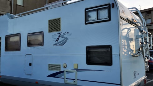 Burstner – Camper with a double bed and two singles to get around Sardinia