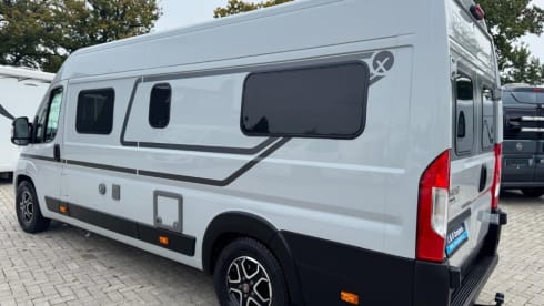 Hymer bus camper with WiFi, solar panel and length beds (2022)