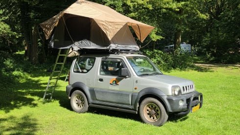 Vivi l'avventura con questa Suzuki Jimny dotata di tenda da tetto!