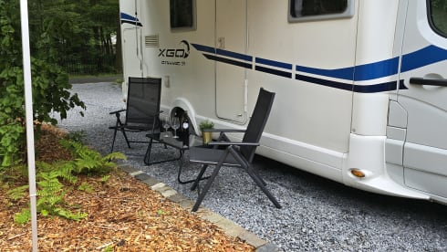 New spacious alcove camper with 7 sleeping places and air conditioning in the house.