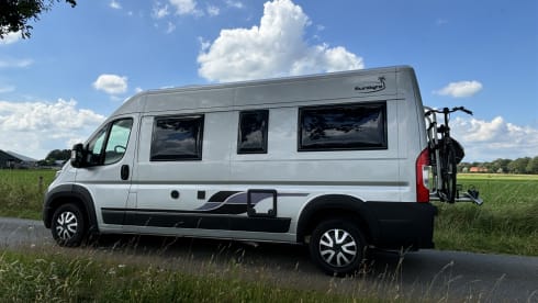 Harrie – Super neat 2 person Peugeot bus from 2015 with awning