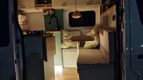 Oos Böske – Oos Böske – Buscamper 2/3 person Renault Master (2 x length bed!)