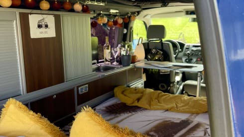 Bommeltje VW T5 met extra ruime leefruimte door verlengde versie. Uniek in de verhuur!  – VW T5 extended version with large lifting roof  
