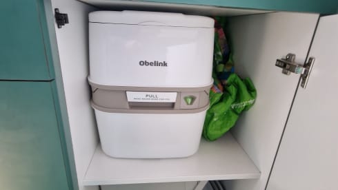 Oos Böske – Oos Böske – Buscamper 2/3 person Renault Master (2 x length bed!)