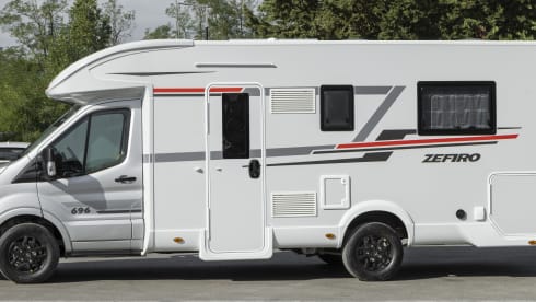 UWO – Fixed Double Bed 4 Berth Motorhome | Couples & Family | Automatic 