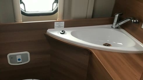 Luxury CARADO VLOW (Hymer) with E-bike lift. Automatic, 150HP