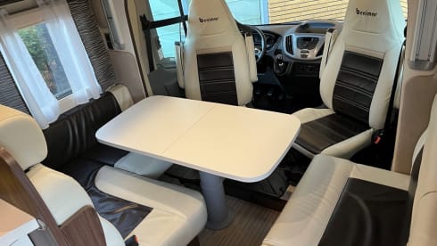 Luxe moderne (170pk) familiecamper met groot 2/3p bed en 2p hefbed