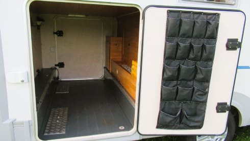 Gezellige en complete – 5-person Adria Mobil alcove > (electric) bicycles inside the garage