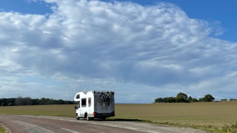 Knaussie – Wonderful compact alcove camper with 4 sleeping places