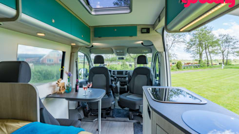 Fluistercamper – 100% electric VW Crafter, 2 persons, interior 2023