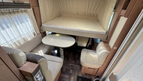 Camper semi-integrato Knaus per 4 persone
