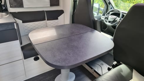 GPV48X – Luxury Modern 4 pers Sunlight T67 with length bed | Km free! 