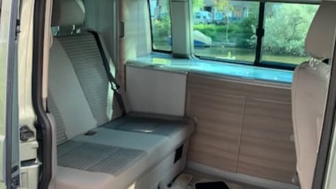 Vw California camper met 4 slaapplaatsen