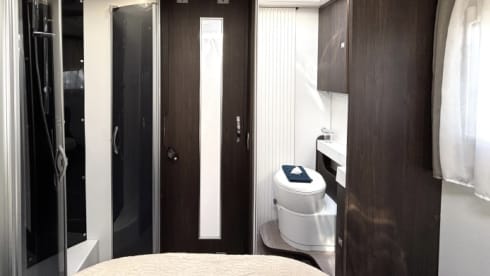 De Comfort Cruiser – 4p Benimar Tessoro 497 T QUEENS BED + LIFT BED AUT.