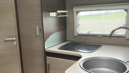Leuke camper – 4p Bavaria semi-integrated uit 2011