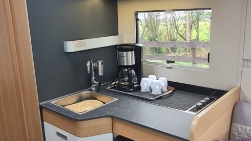 670dc – Very luxurious camper with free-standing bed and plenty of seating space