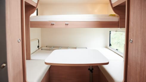 Spacious integral camper for 5 people