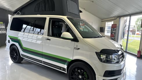 The Greenline Escape – Stylish Queen: Volkswagen Campervan (4 berth)